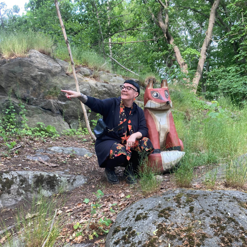 Image of Susanne and a wooden fox